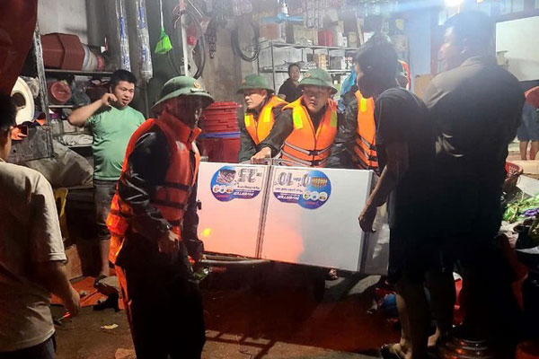 Lũ ào ào tràn vào TP Cao Bằng, công an cõng cháu nhỏ đi sơ tán-9