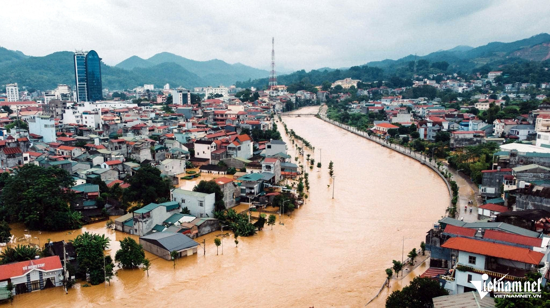 Lũ ào ào tràn vào TP Cao Bằng, công an cõng cháu nhỏ đi sơ tán-4