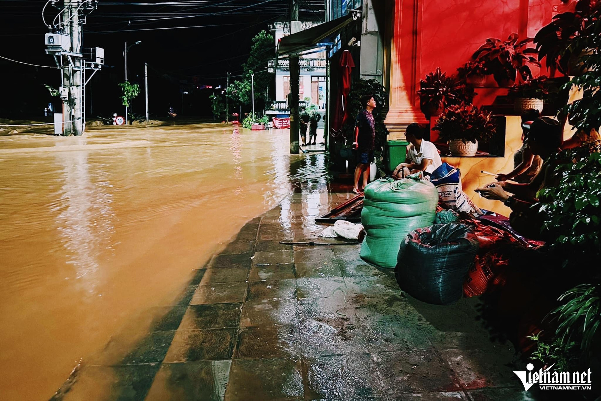 Lũ ào ào tràn vào TP Cao Bằng, công an cõng cháu nhỏ đi sơ tán-6