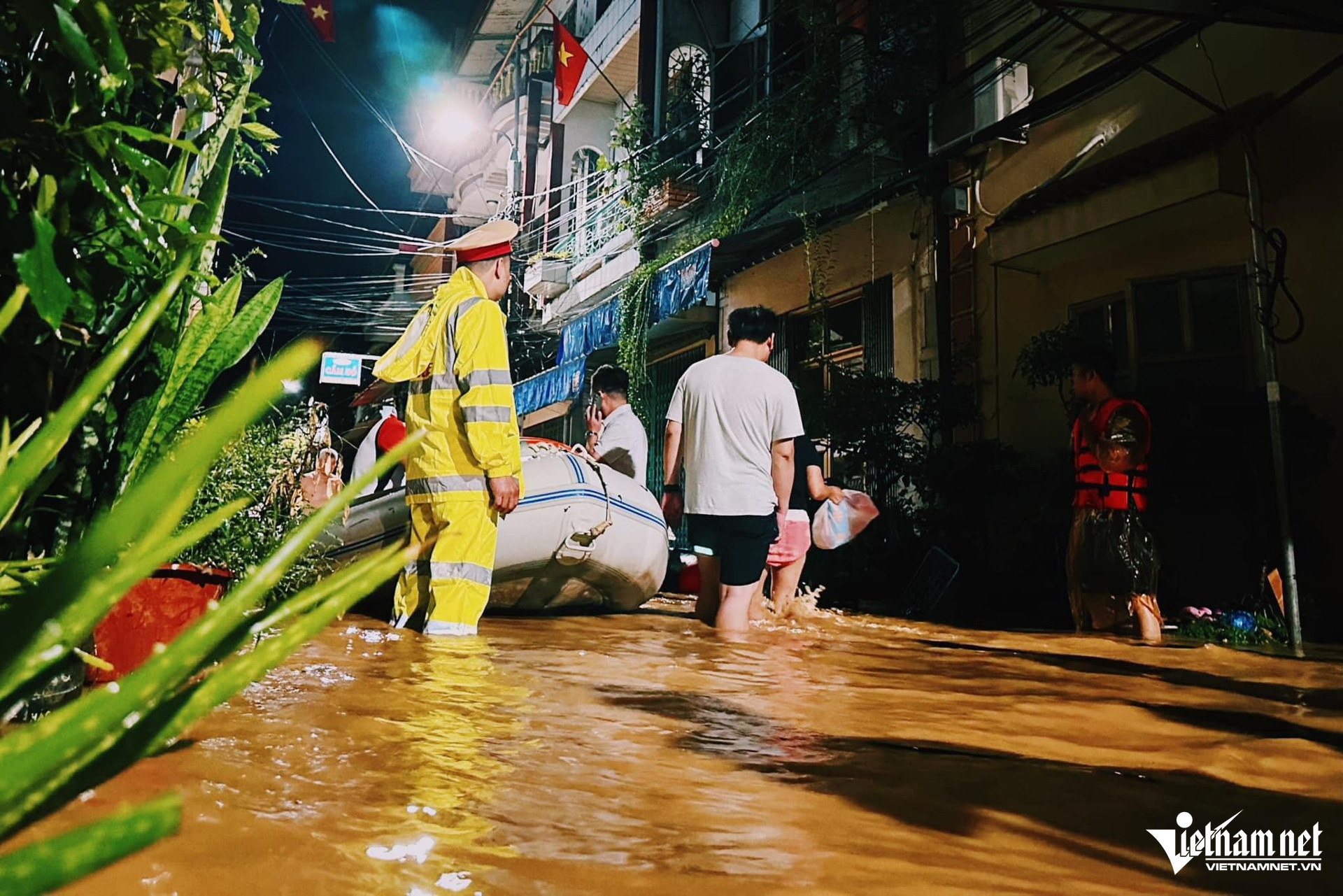 Lũ ào ào tràn vào TP Cao Bằng, công an cõng cháu nhỏ đi sơ tán-7