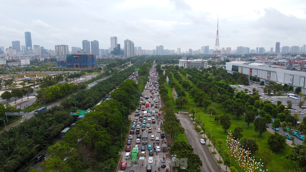 Đại lộ Thăng Long: Đi gần hai tiếng chưa tới cơ quan, người dân dựng xe trên vỉa hè tránh tắc-1