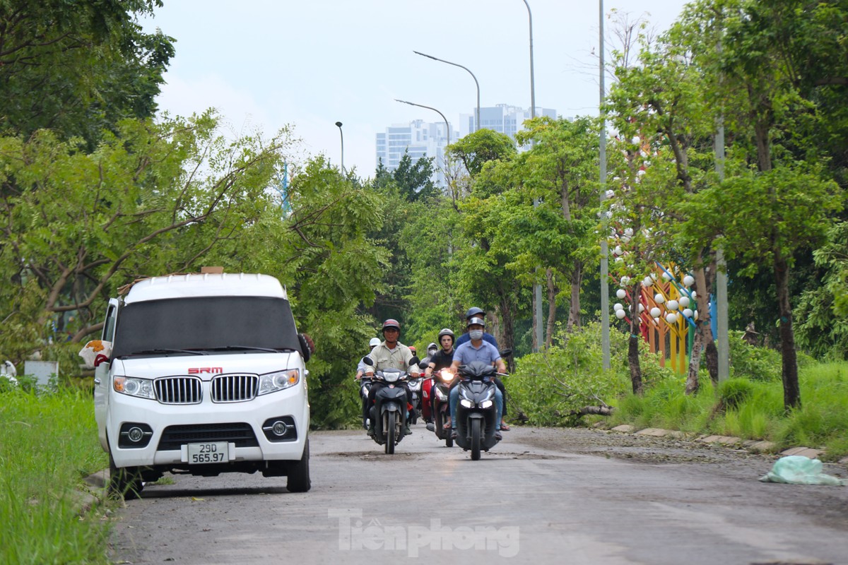 Đại lộ Thăng Long: Đi gần hai tiếng chưa tới cơ quan, người dân dựng xe trên vỉa hè tránh tắc-10