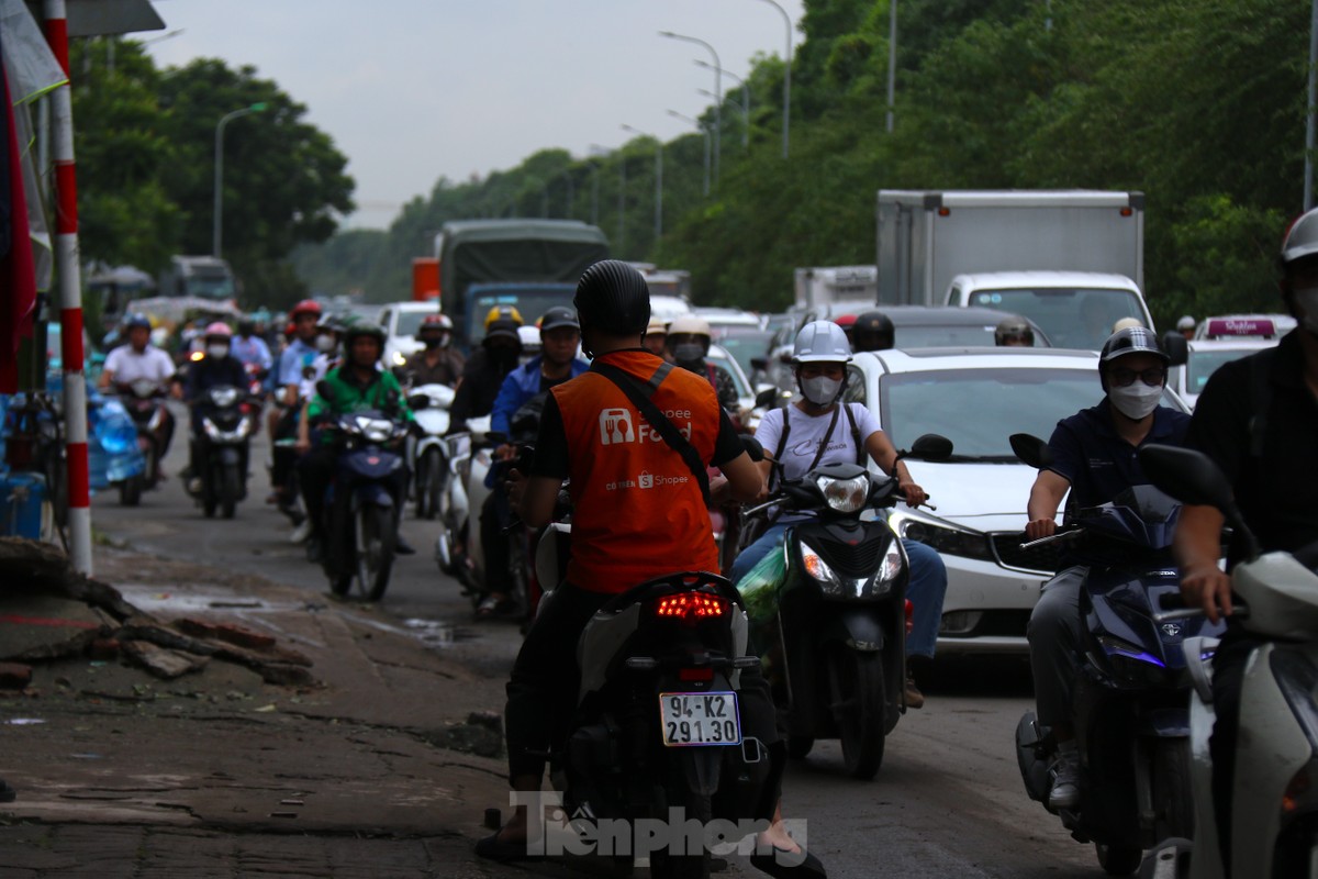 Đại lộ Thăng Long: Đi gần hai tiếng chưa tới cơ quan, người dân dựng xe trên vỉa hè tránh tắc-11