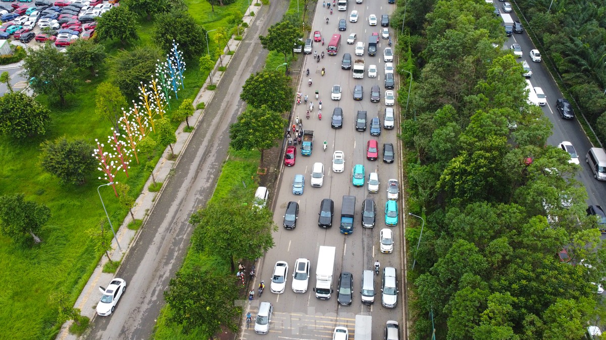 Đại lộ Thăng Long: Đi gần hai tiếng chưa tới cơ quan, người dân dựng xe trên vỉa hè tránh tắc-12