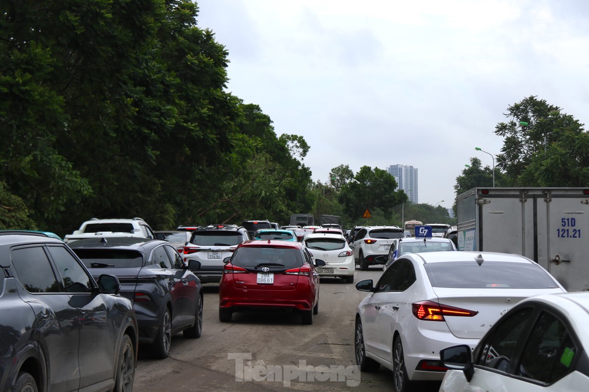 Đại lộ Thăng Long: Đi gần hai tiếng chưa tới cơ quan, người dân dựng xe trên vỉa hè tránh tắc-2