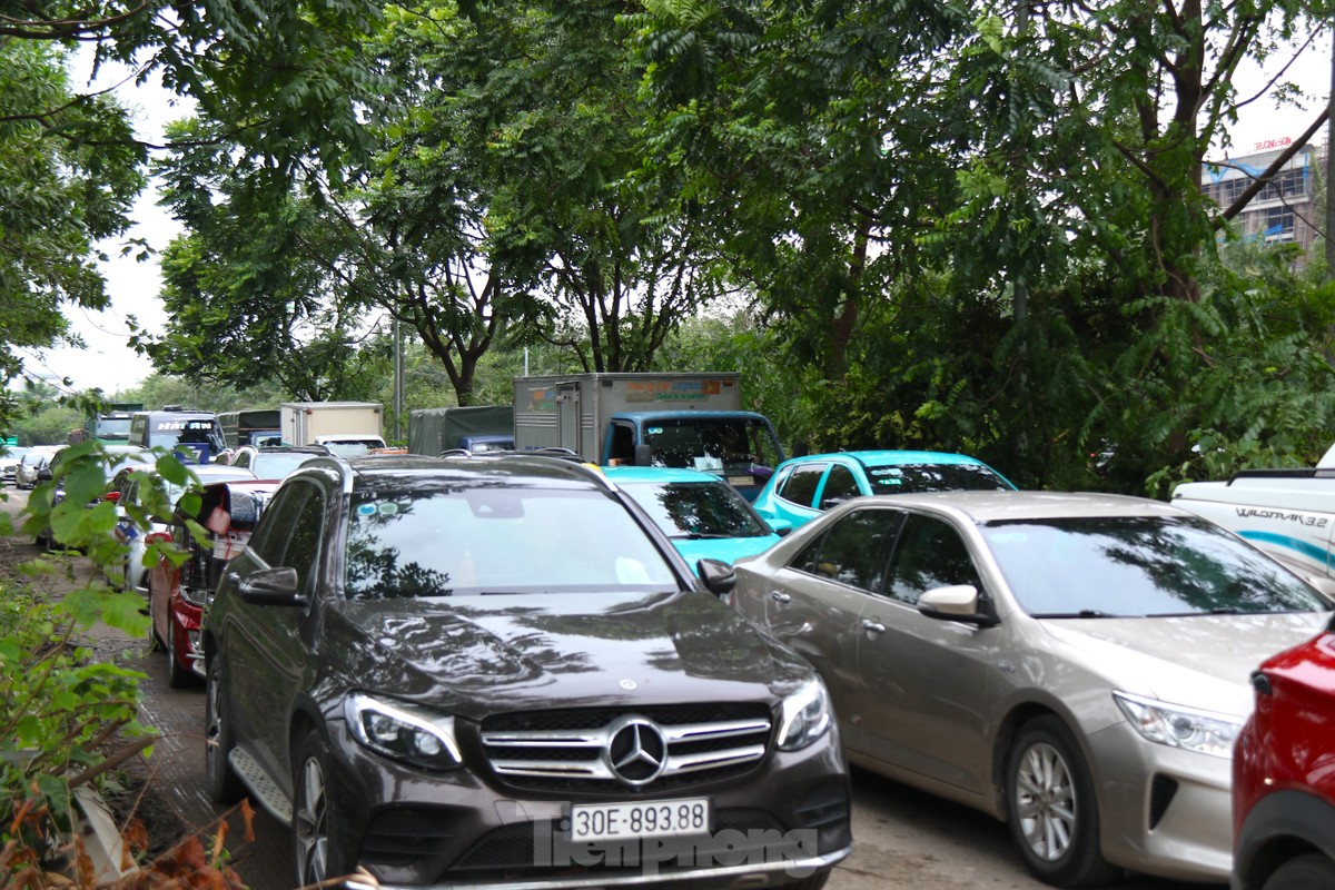 Đại lộ Thăng Long: Đi gần hai tiếng chưa tới cơ quan, người dân dựng xe trên vỉa hè tránh tắc-3