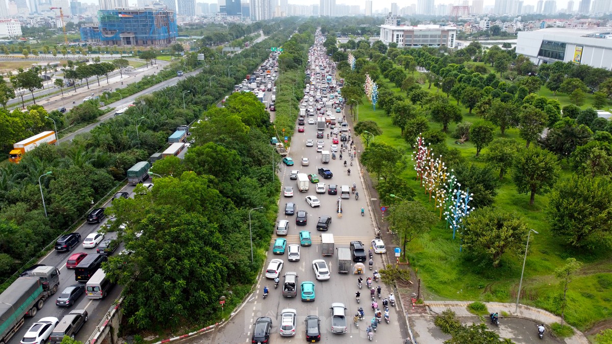 Đại lộ Thăng Long: Đi gần hai tiếng chưa tới cơ quan, người dân dựng xe trên vỉa hè tránh tắc-4