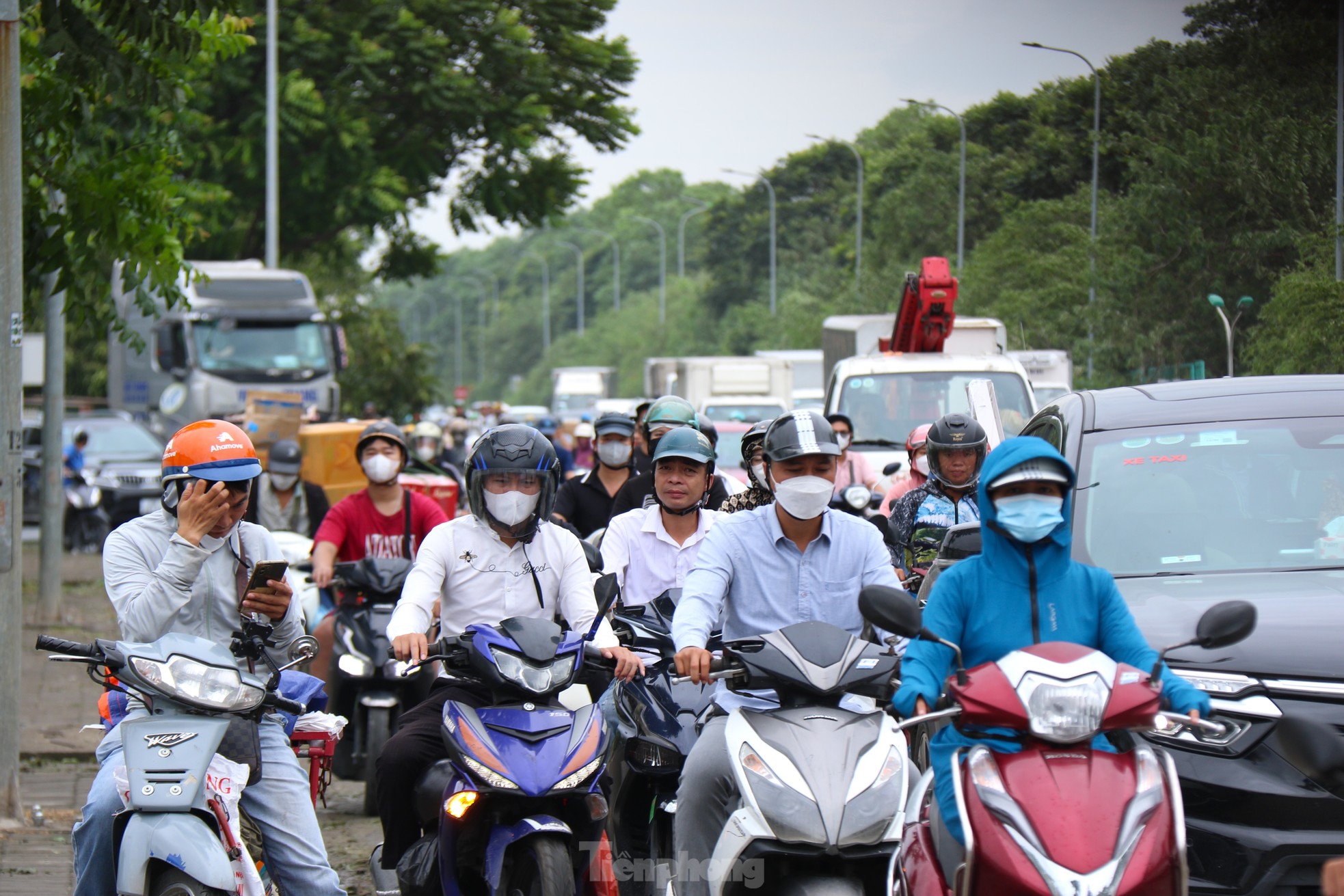 Đại lộ Thăng Long: Đi gần hai tiếng chưa tới cơ quan, người dân dựng xe trên vỉa hè tránh tắc-5
