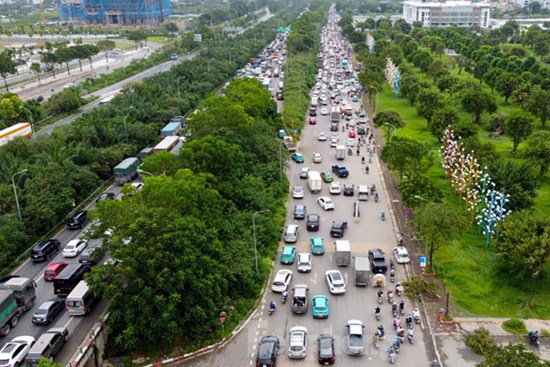 Đại lộ Thăng Long: Đi gần hai tiếng chưa tới cơ quan, người dân dựng xe trên vỉa hè 'tránh tắc'