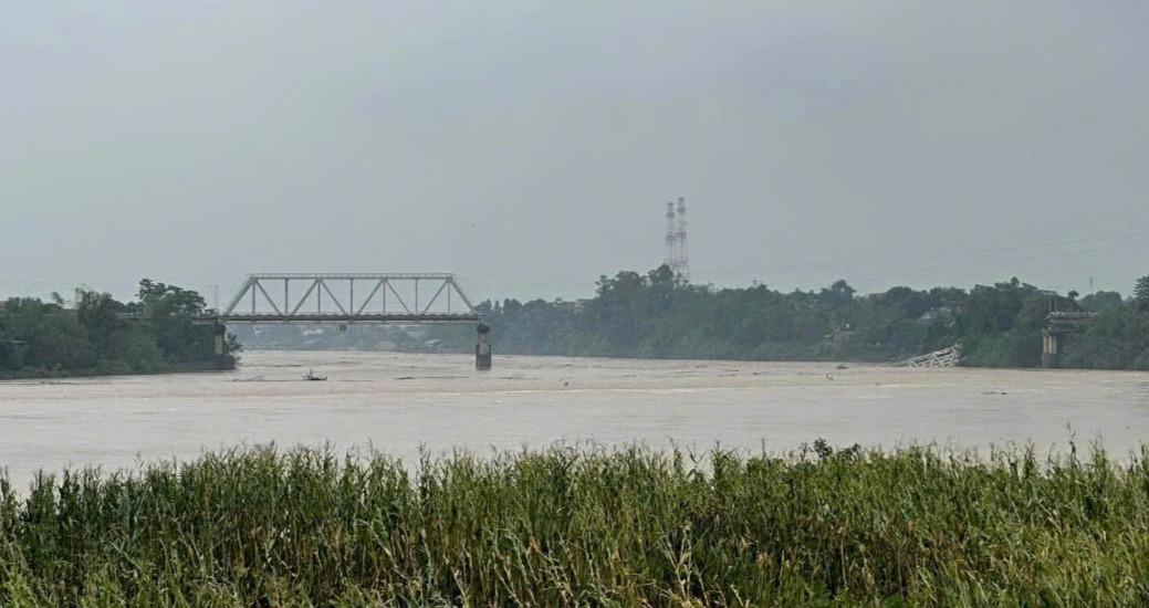 Hiện trường vụ sập cầu Phong Châu ở Phú Thọ-1