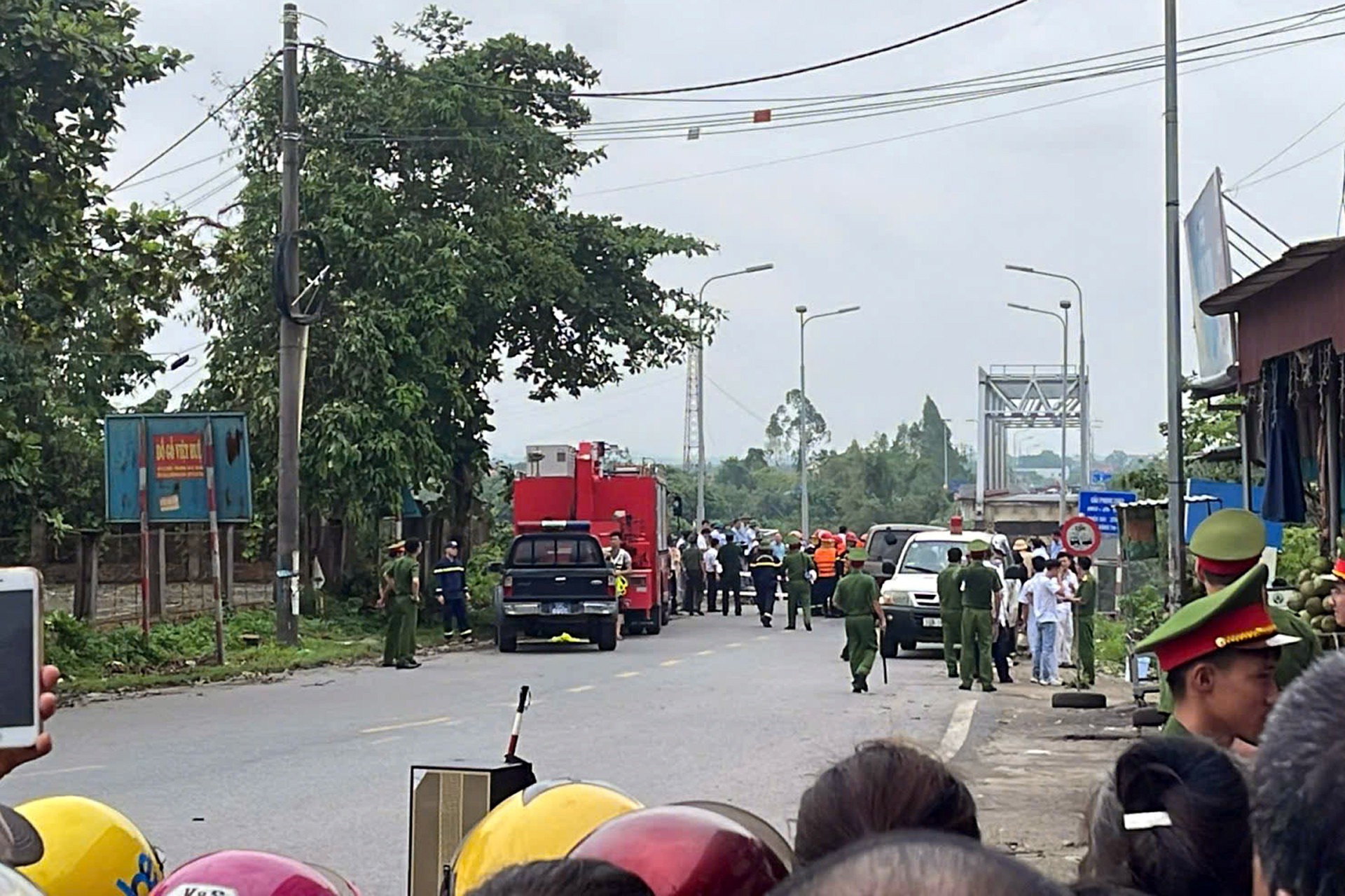 Hiện trường vụ sập cầu Phong Châu ở Phú Thọ-8