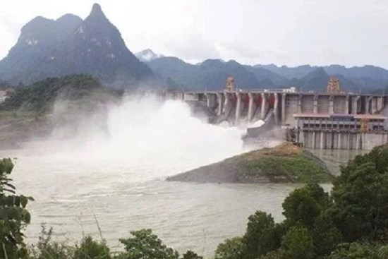 Tuyên Quang: Mưa bão tàn phá hàng loạt nhà dân, lũ trên các sông đang lên