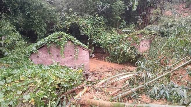 Lào Cai: 6 người chết, 7 người mất tích, nhiều tuyến đường ngập sâu trong nước-3