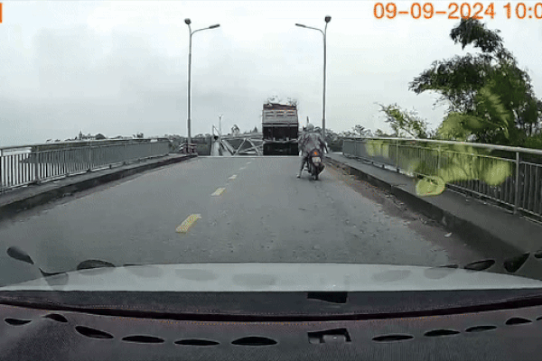 Sập cầu Phong Châu: Kinh hoàng khoảnh khắc xe tải rơi xuống sông