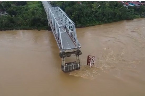 Sập cầu Phong Châu ở Phú Thọ: 10 ô tô, 13 nạn nhân rơi xuống sông