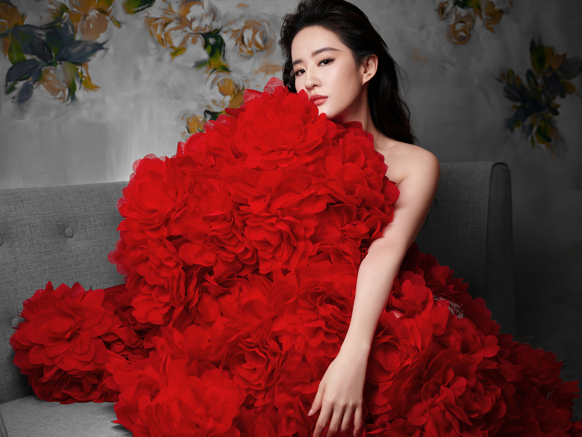 Phong cách thời trang gợi cảm của hoa hồng Lưu Diệc Phi-2