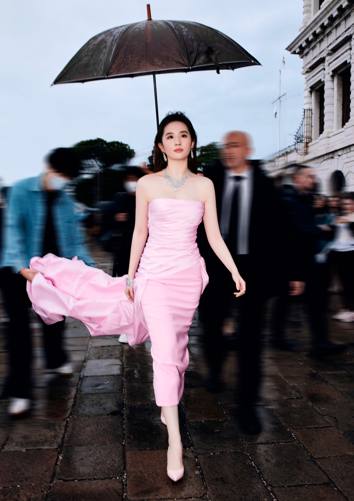 Phong cách thời trang gợi cảm của hoa hồng Lưu Diệc Phi-3