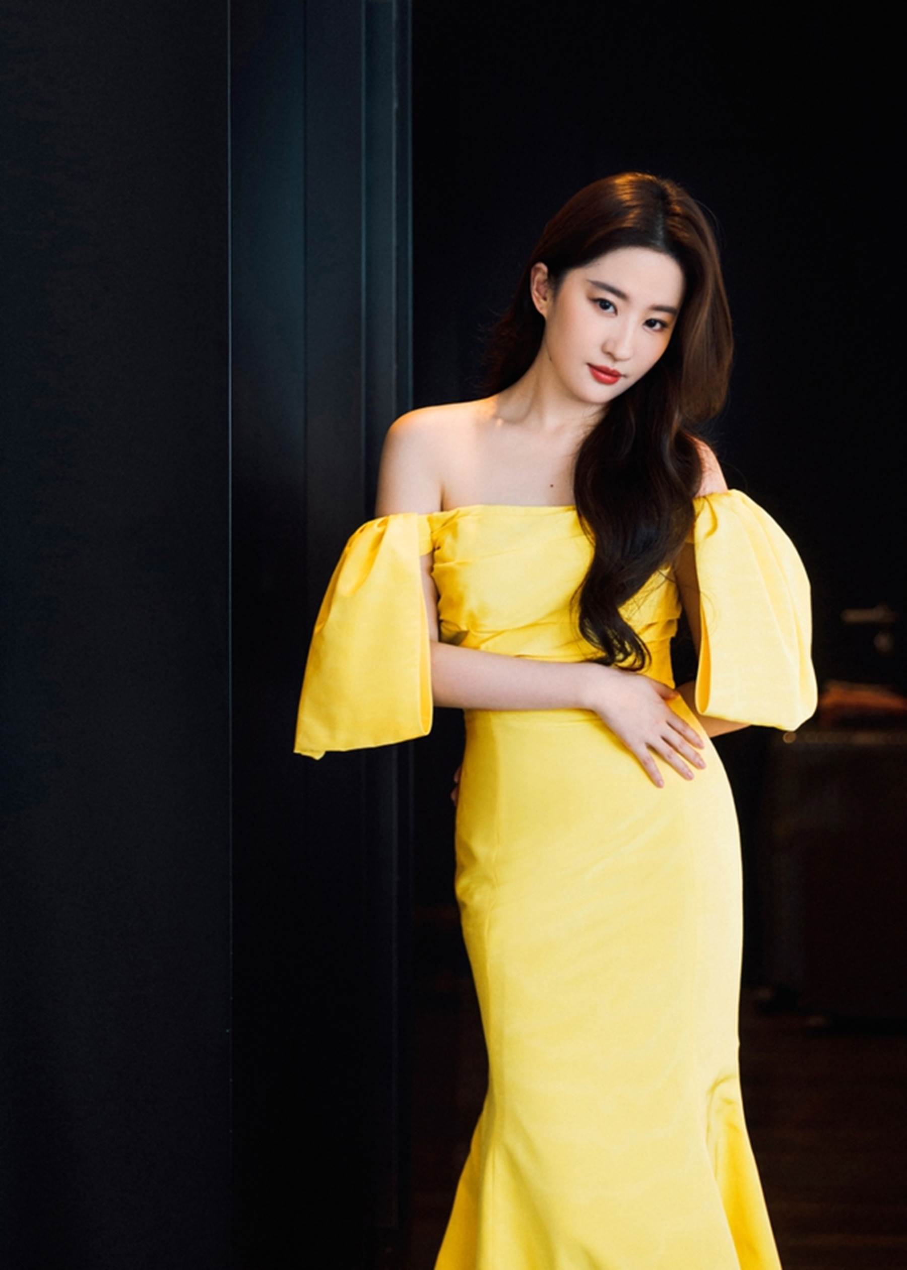 Phong cách thời trang gợi cảm của hoa hồng Lưu Diệc Phi-7