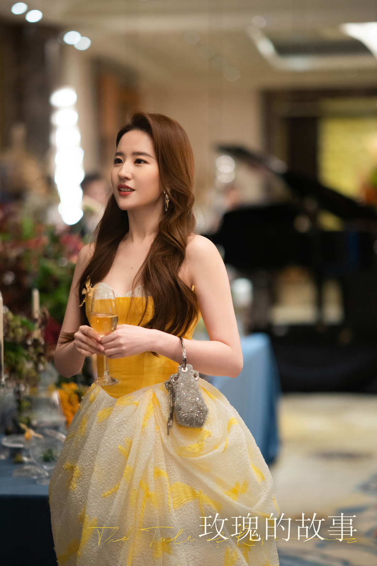 Phong cách thời trang gợi cảm của hoa hồng Lưu Diệc Phi-9