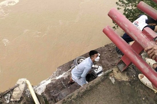 Lời kể hãi hùng của nhân chứng vụ sập cầu Phong Châu