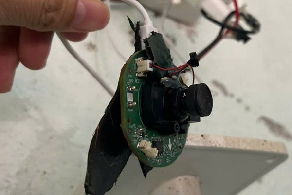 Phát hiện camera quay lén trong phòng tắm của 2 sinh viên nữ-1