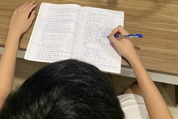 Lịch học kín mít của học sinh lớp 1 gây ‘choáng-1