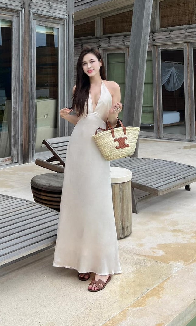 Hoa hậu Đỗ Thị Hà thăng hạng phong cách thấy rõ chỉ qua một chiếc váy lụa-2