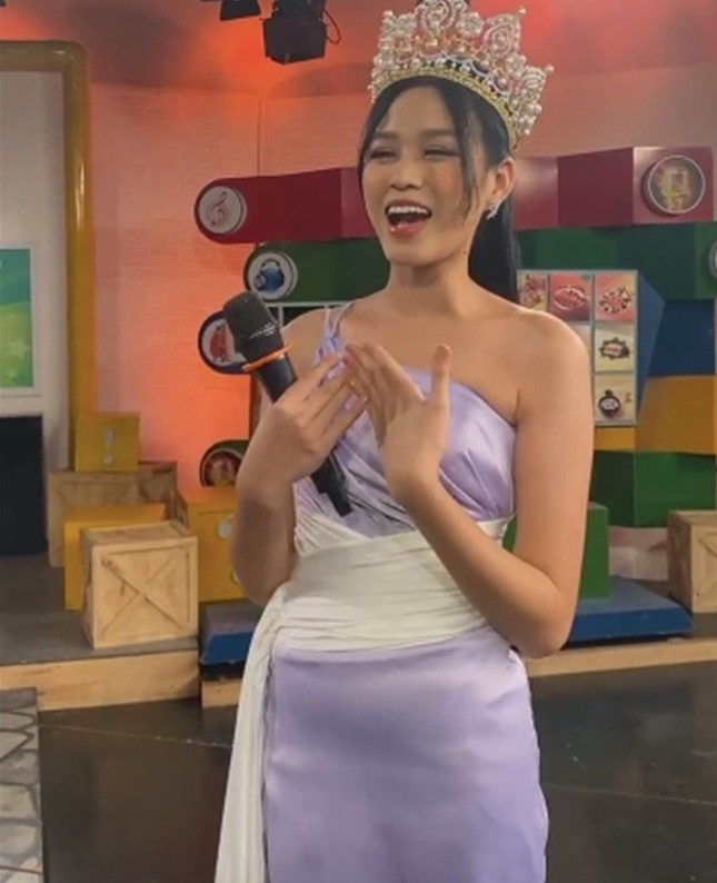 Hoa hậu Đỗ Thị Hà thăng hạng phong cách thấy rõ chỉ qua một chiếc váy lụa-4