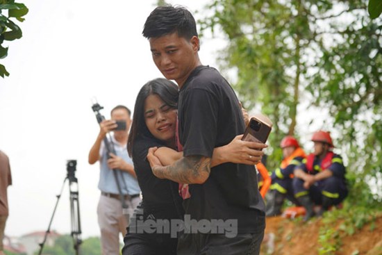 Hiện trường vụ sập cầu ở Phú Thọ, nhiều người khóc ngất tìm kiếm người thân