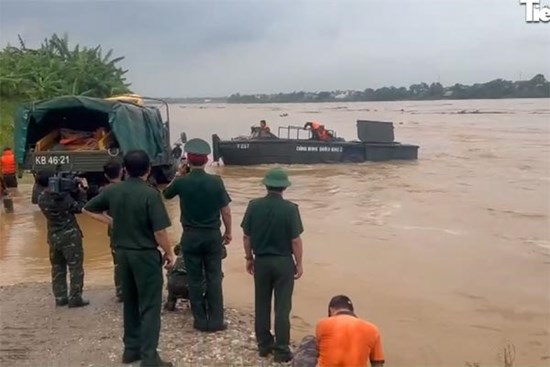 Quân khu 2 huy động hàng trăm chiến sĩ và trang bị chuyên dụng ứng cứu vụ sập cầu Phong Châu