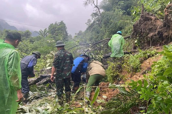 Ô tô bị vùi lấp ở Cao Bằng: Khó khăn khi tiếp cận hiện trường-3