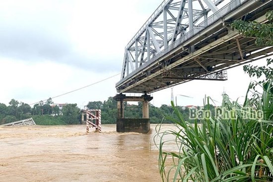 Sập cầu Phong Châu: 8 xe rơi xuống sông, cứu được 5 người