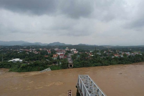 Sập cầu Phong Châu, các phương tiện đi lại như thế nào?