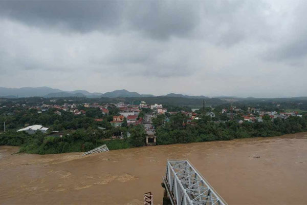 Sập cầu Phong Châu, các phương tiện đi lại như thế nào?-1