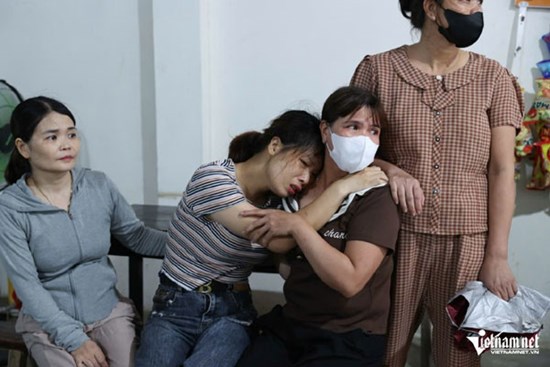 Nhói lòng cảnh ngóng tin bố mẹ, chồng, cháu mất liên lạc vụ sập cầu Phong Châu