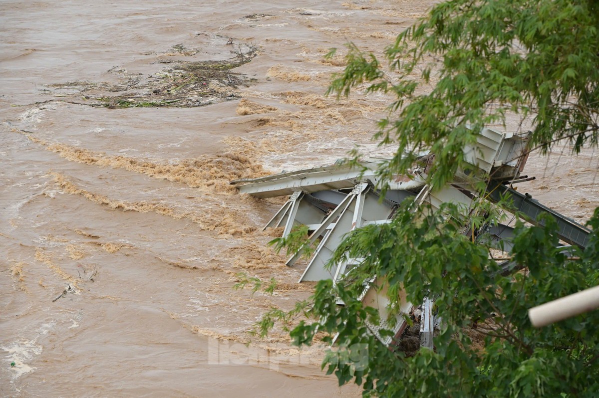 Hiện trường cầu Phong Châu sau khi bị sập-1