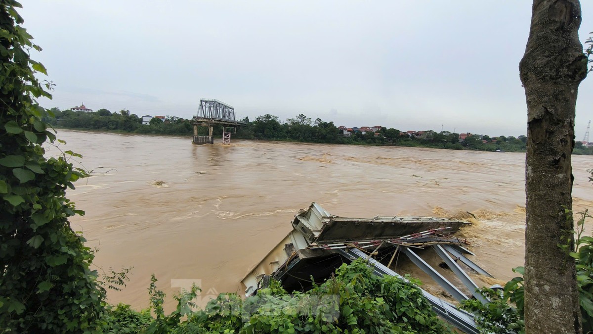 Hiện trường cầu Phong Châu sau khi bị sập-2