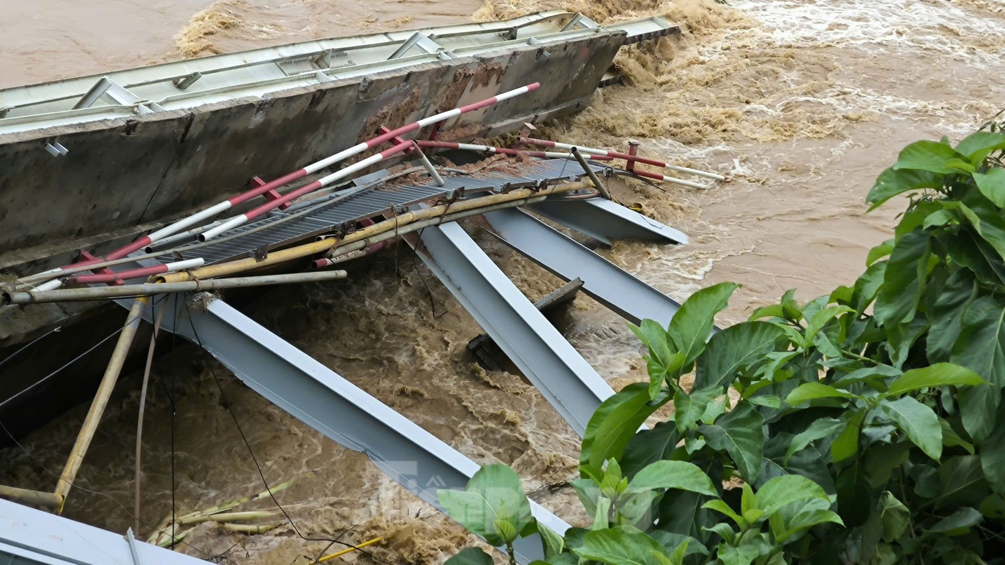 Hiện trường cầu Phong Châu sau khi bị sập-5