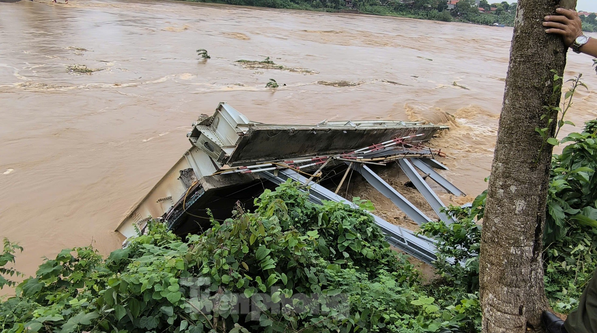 Hiện trường cầu Phong Châu sau khi bị sập-7