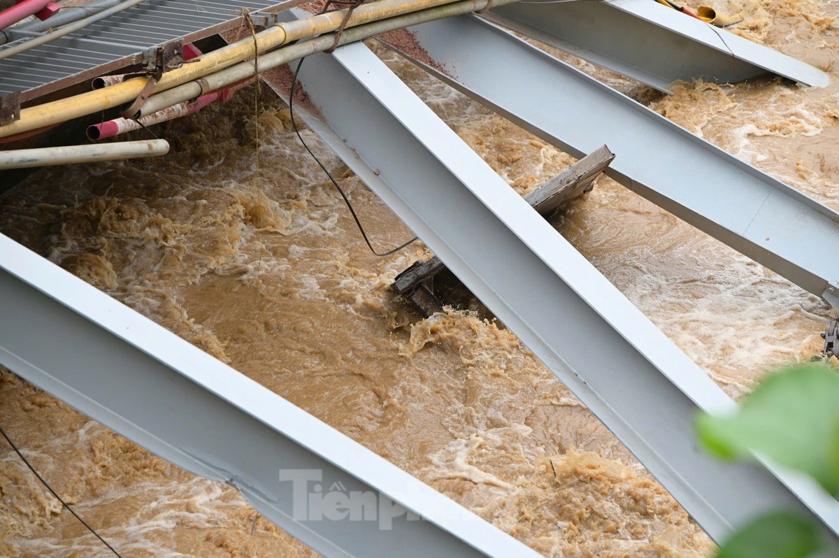 Hiện trường cầu Phong Châu sau khi bị sập-9