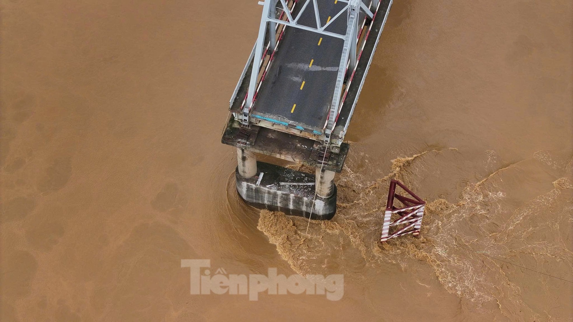 Hiện trường cầu Phong Châu sau khi bị sập-11