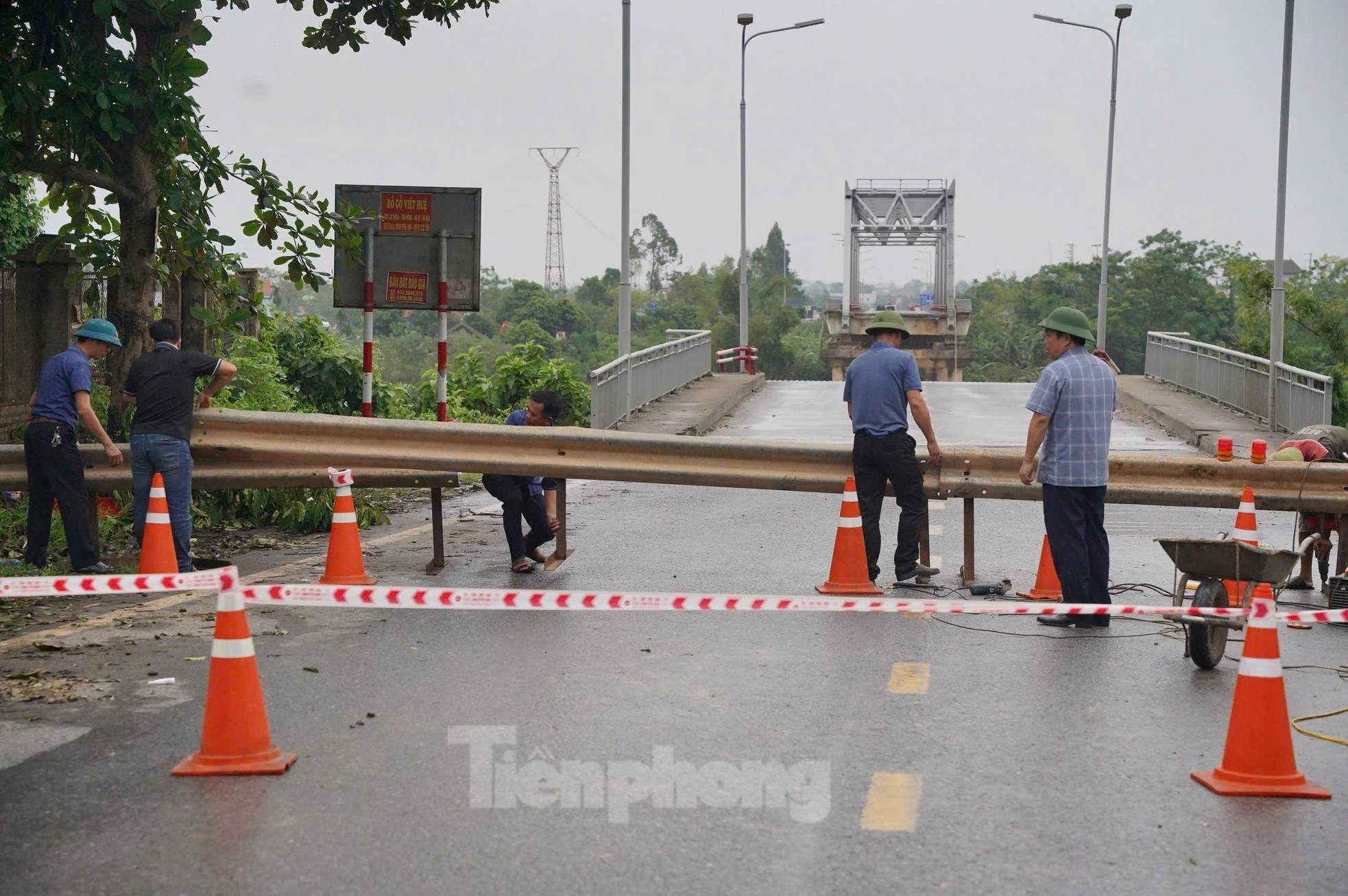 Hiện trường cầu Phong Châu sau khi bị sập-18