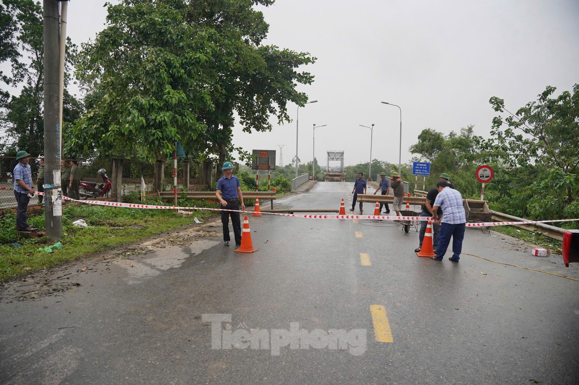 Hiện trường cầu Phong Châu sau khi bị sập-20