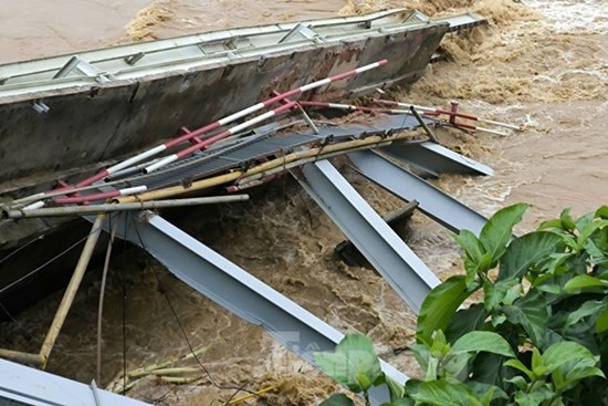 Hiện trường cầu Phong Châu sau khi bị sập