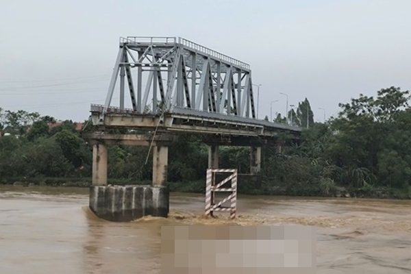 Trắng đêm lên phương án lắp cầu phao thay thế cầu Phong Châu-5