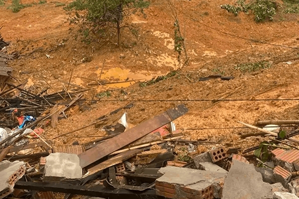 Rơi cùng xe ôtô xuống suối, đại úy quân đội tử vong-2