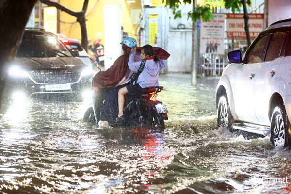 Hà Nội mưa cả đêm, đường phố ngập sâu đến nửa mét-12