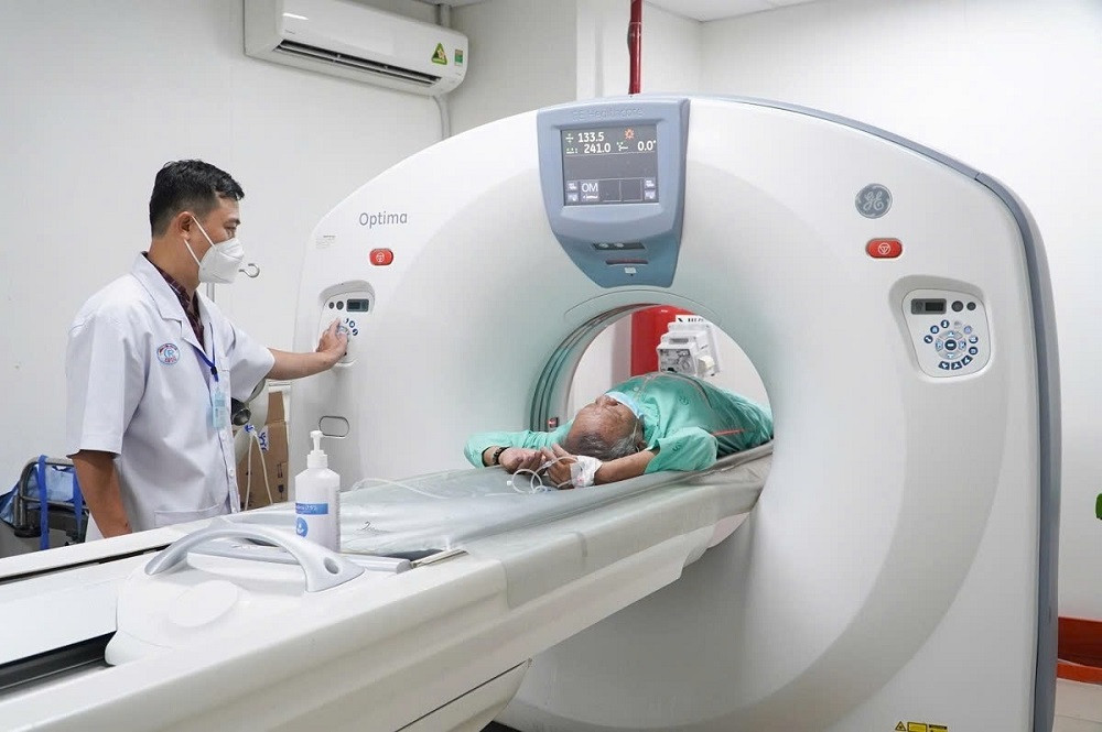 Bệnh nhân ung thư trong cơn hoảng loạn vượt hàng nghìn km để được chụp PET/CT-1