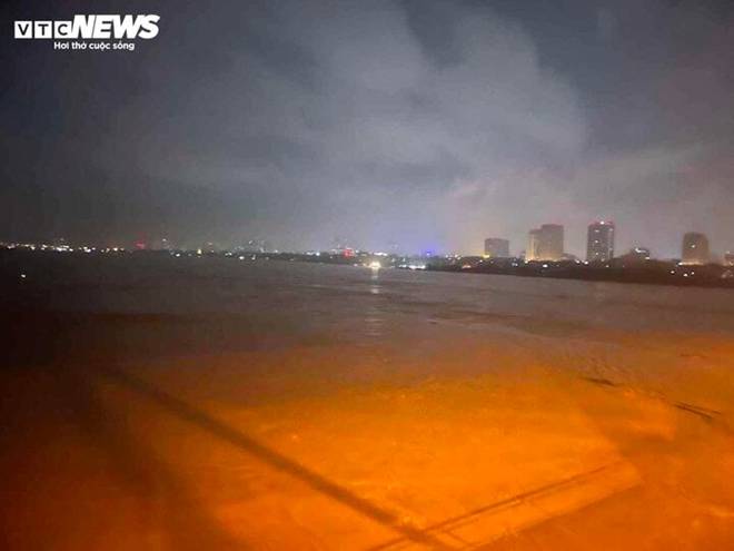 Nước sông Hồng dâng cao, người Hà Nội trắng đêm chạy lũ-1