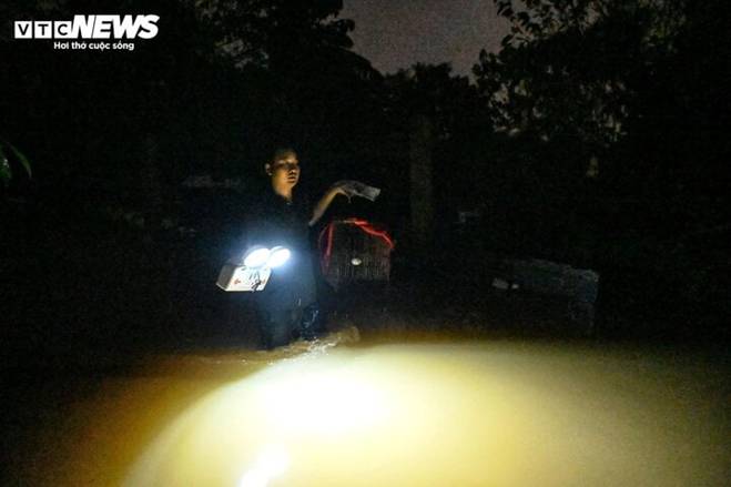 Nước sông Hồng dâng cao, người Hà Nội trắng đêm chạy lũ-2